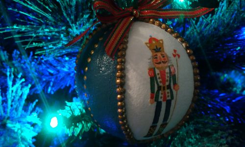 χειροποίητη χριστουγεννιάτικη μπάλα ντεκουπάζ με μολυβένιους στρατιώτες