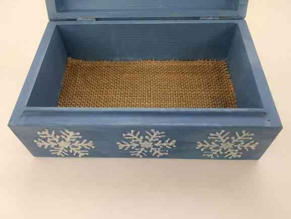 χριστουγεννιάτικο ξύλινο κουτί μπλε με χιονονιφάδες